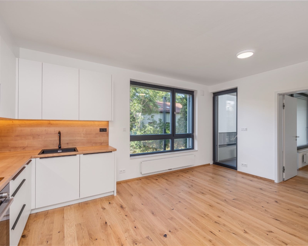 Pronájem bytu 2+kk 57 m2 s lodžií, parkováním a sklepem