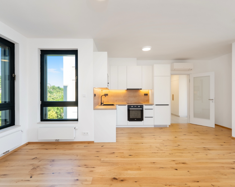 Pronájem bytu 2+kk 61 m2 s lodžií, parkováním a sklepem